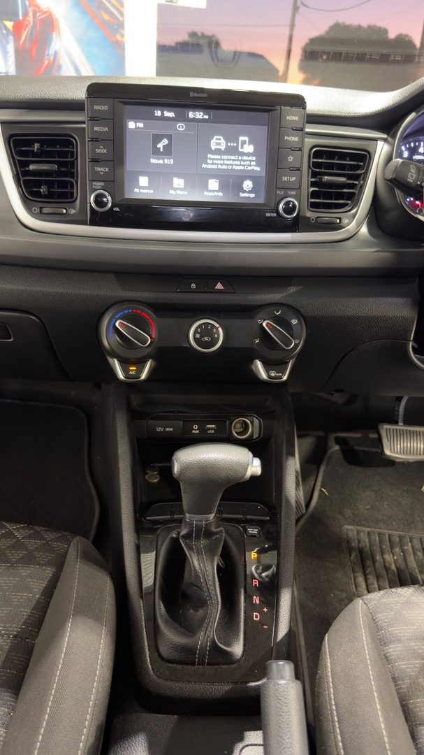 2018 Kia Rio — centre console and automatic gearshift